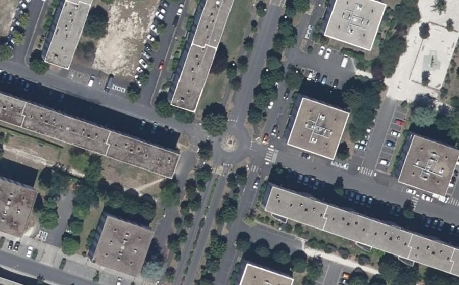 Vue aérienne du Rond-point anonyme n°644977722
