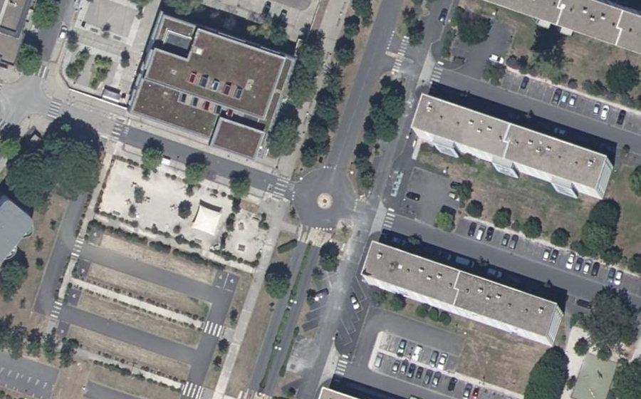 Vue aérienne du Rond-point anonyme n°644985312