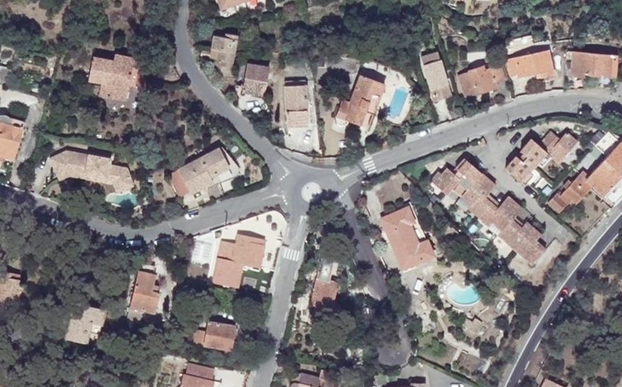 Vue aérienne du Rond-point anonyme n°645007228