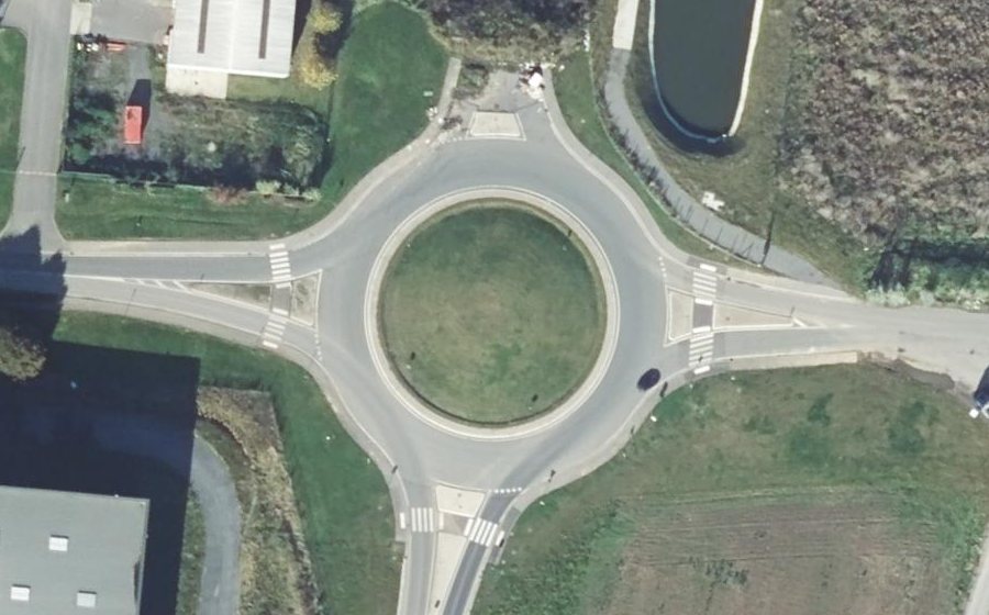 Vue aérienne du Rond-point anonyme n°645059810