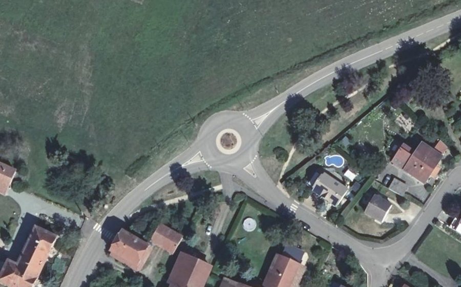 Vue aérienne du Rond-point anonyme n°645263167
