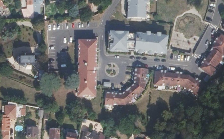 Vue aérienne du Rond-point anonyme n°645342270