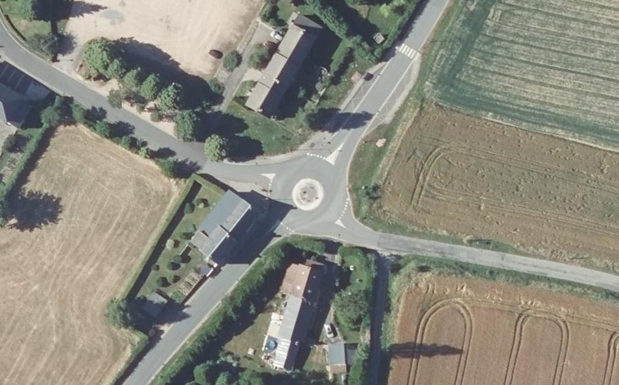 Vue aérienne du Rond-point anonyme n°645736698