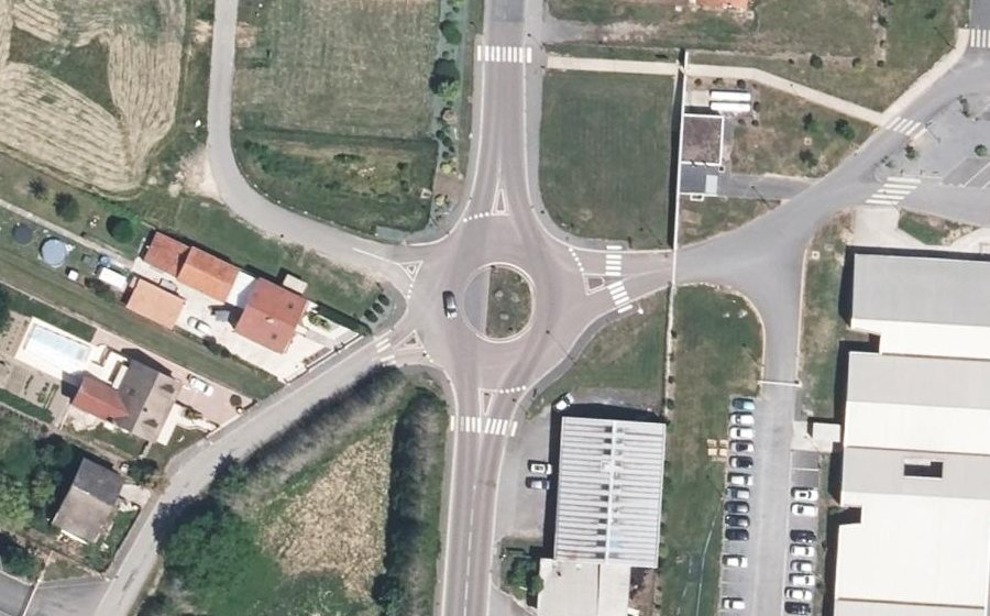 Vue aérienne du Rond-point anonyme n°645757301