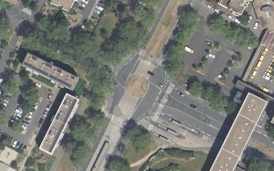 Vue aérienne du Rond-point anonyme n°645898221