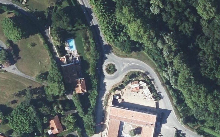 Vue aérienne du Rond-point anonyme n°645919186
