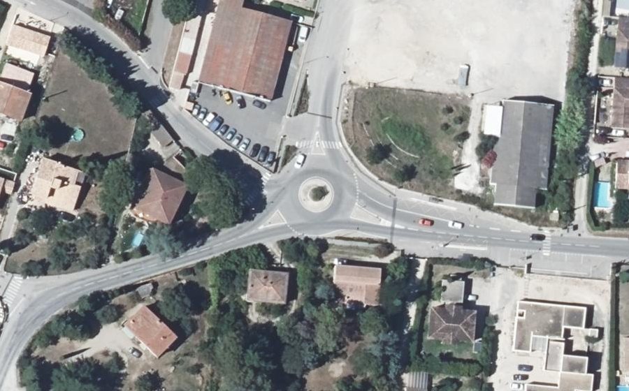 Vue aérienne du Rond-point anonyme n°645927898