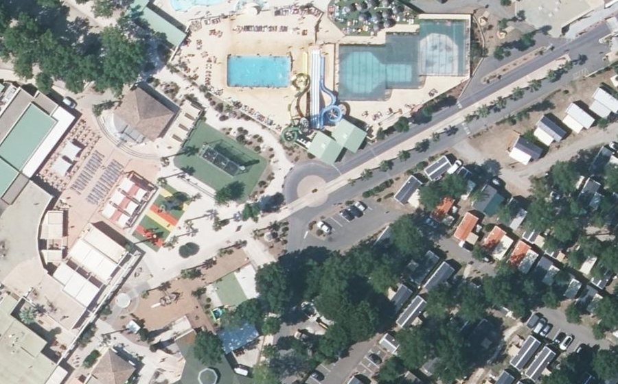 Vue aérienne du Rond-point anonyme n°64645600