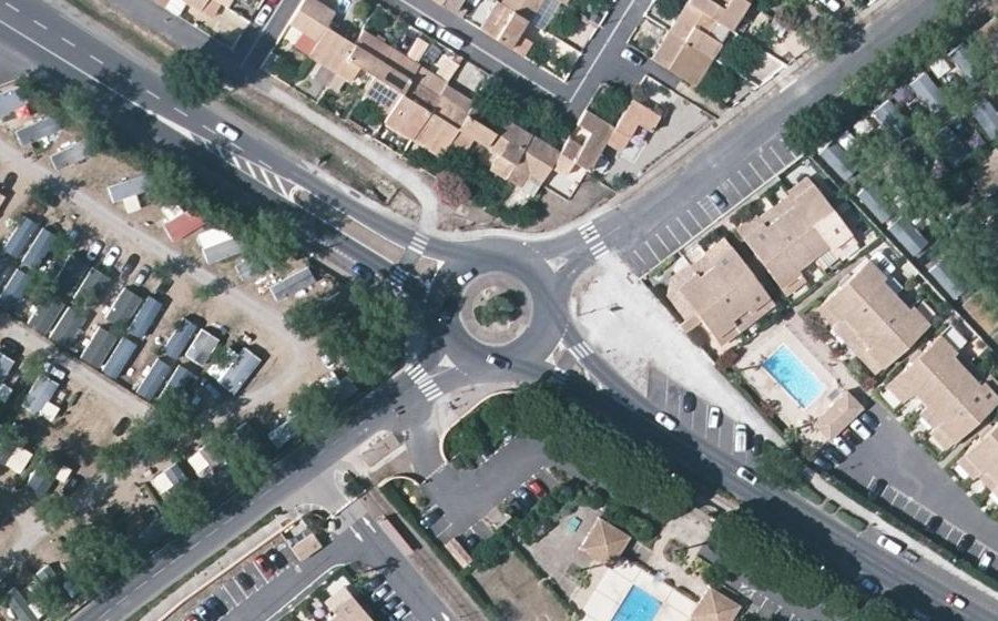 Vue aérienne du Rond-point anonyme n°64645630