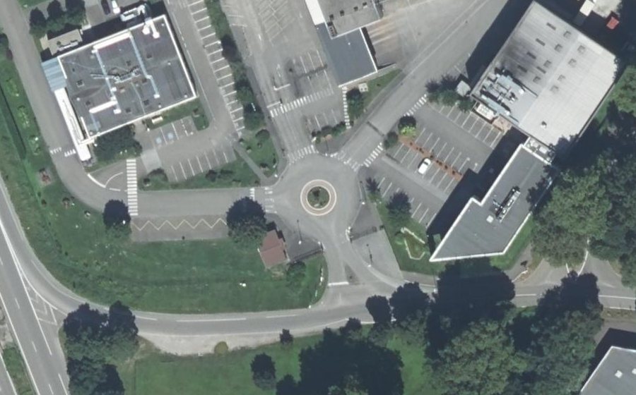 Vue aérienne du Rond-point anonyme n°646466681