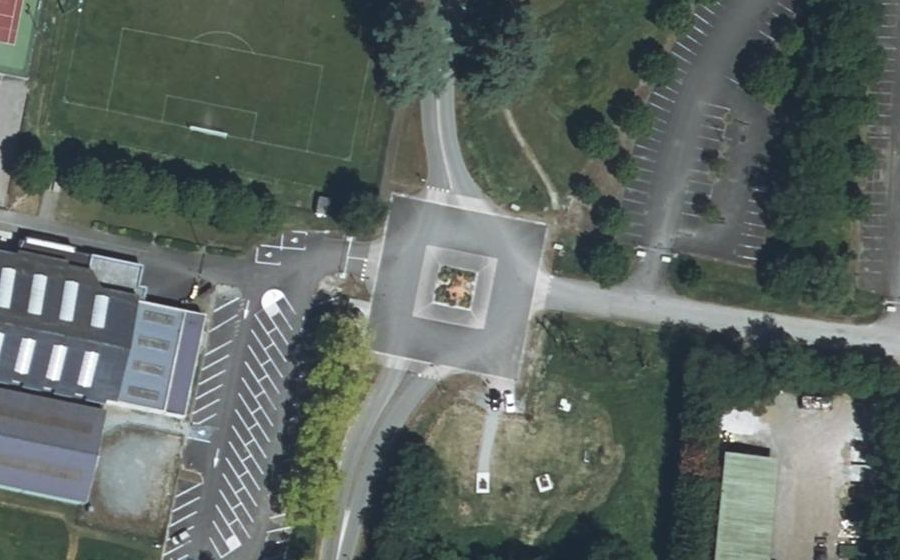 Vue aérienne du Rond-point anonyme n°646468225