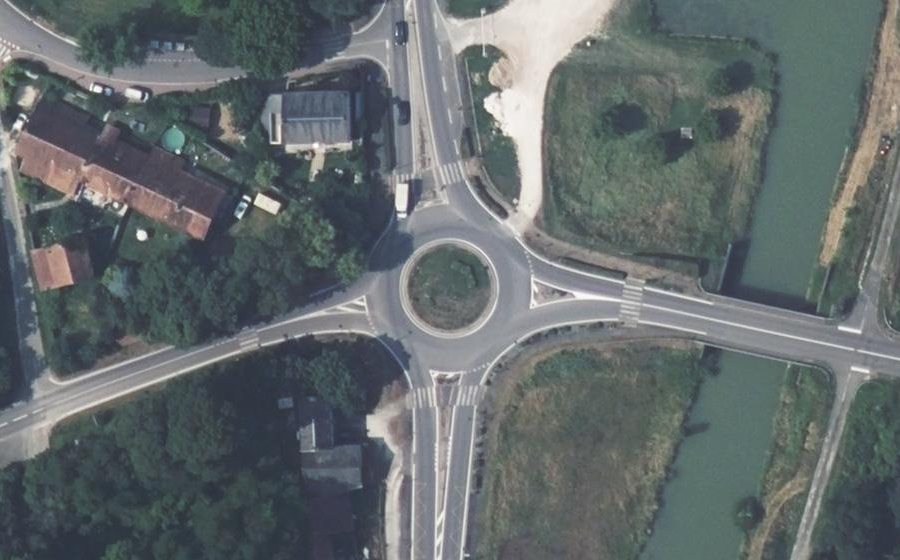 Vue aérienne du Rond-point anonyme n°64689986