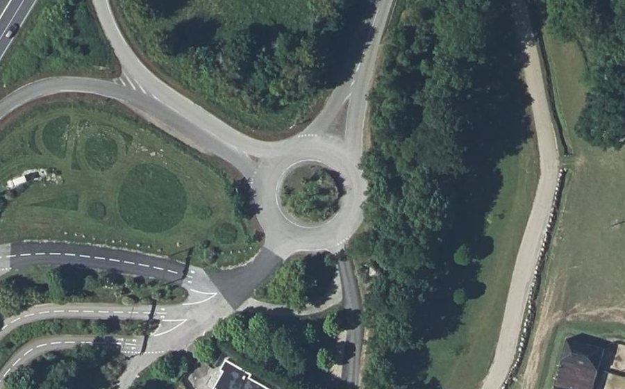 Vue aérienne du Rond-point anonyme n°646930206