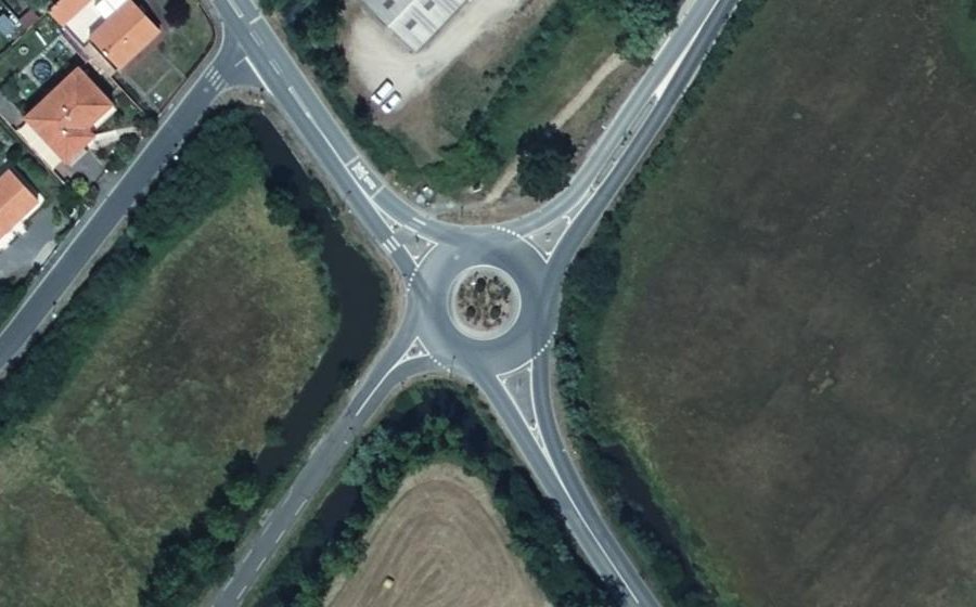 Vue aérienne du Rond-point anonyme n°647183562
