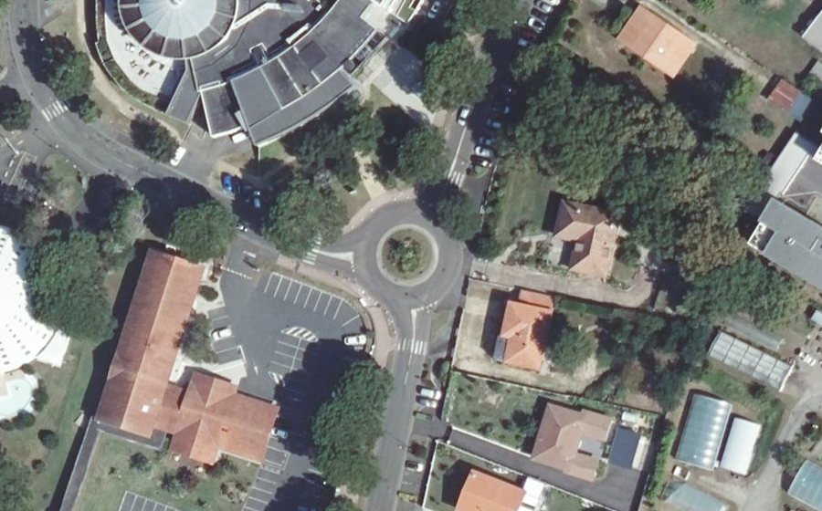 Vue aérienne du Rond-point anonyme n°64724678