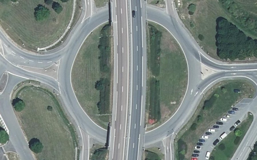 Vue aérienne du Rond-point anonyme n°64731852