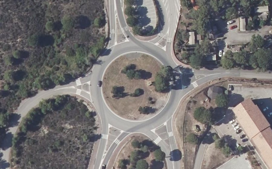 Vue aérienne du Rond-point anonyme n°647402689