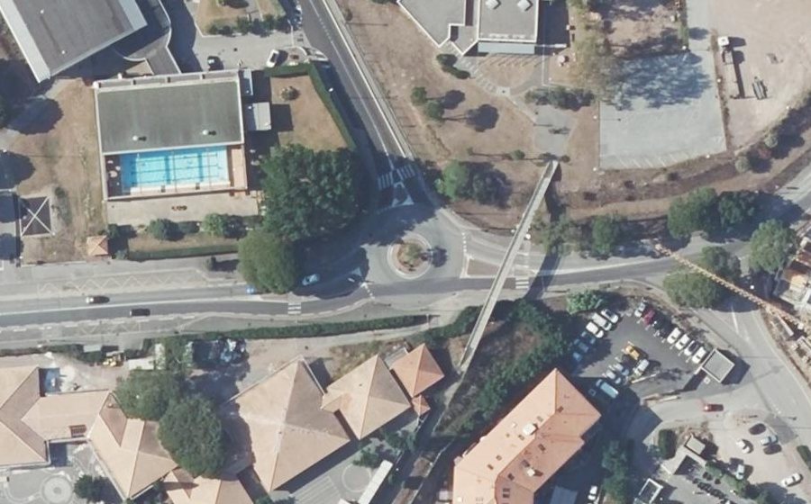 Vue aérienne du Rond-point anonyme n°647470172