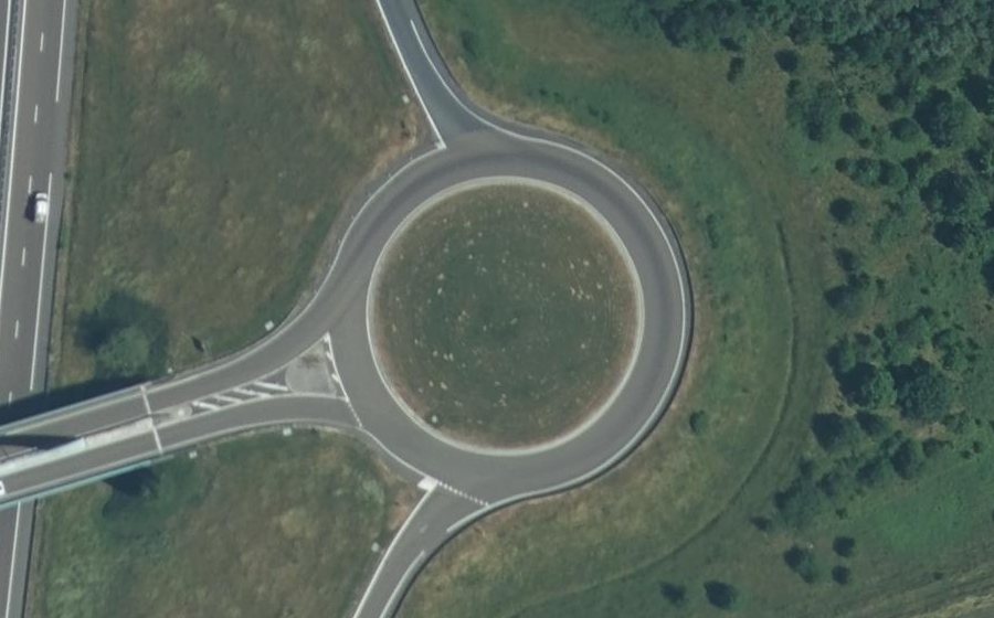 Vue aérienne du Rond-point anonyme n°64786827