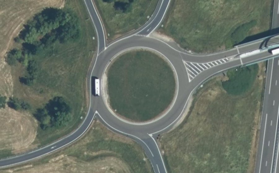 Vue aérienne du Rond-point anonyme n°64786833