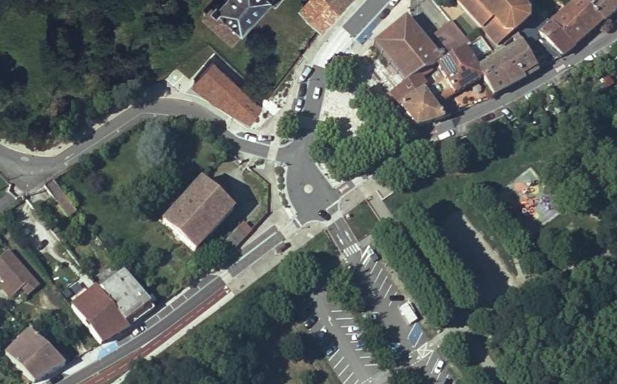 Vue aérienne du Rond-point anonyme n°647982144