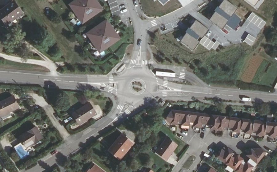 Vue aérienne du Rond-point anonyme n°64802656