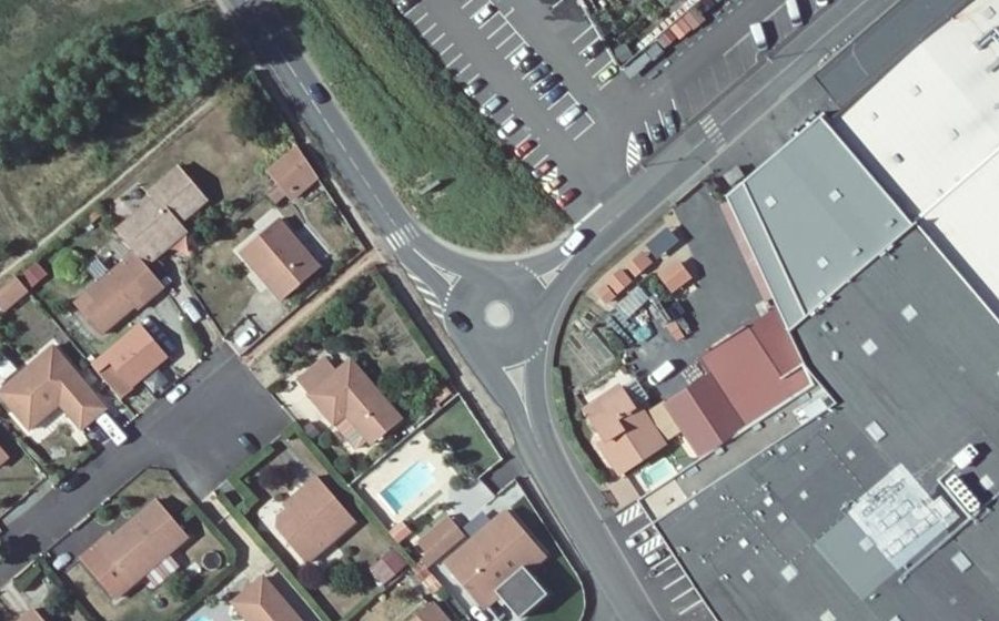 Vue aérienne du Rond-point anonyme n°648139490