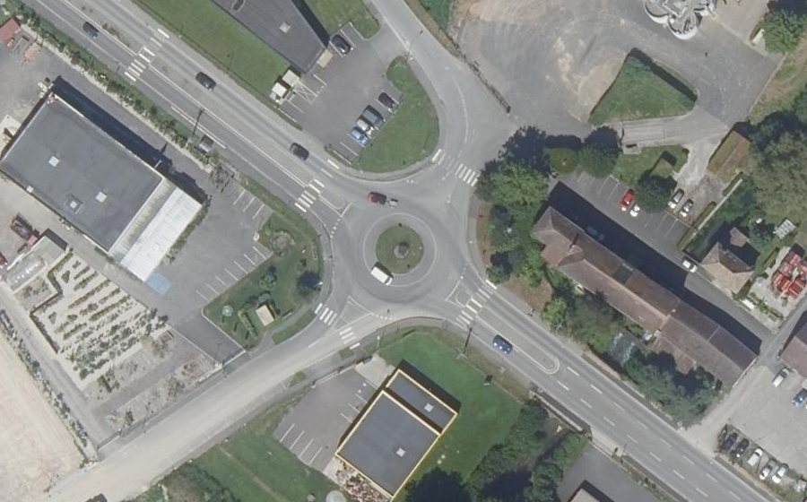 Vue aérienne du Rond-point anonyme n°648178453