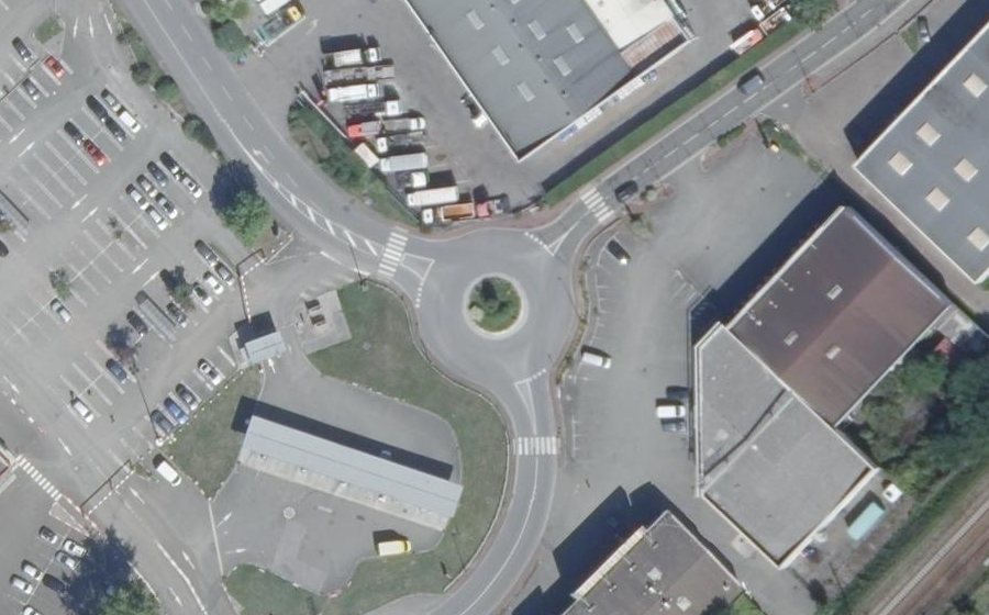 Vue aérienne du Rond-point anonyme n°648246879