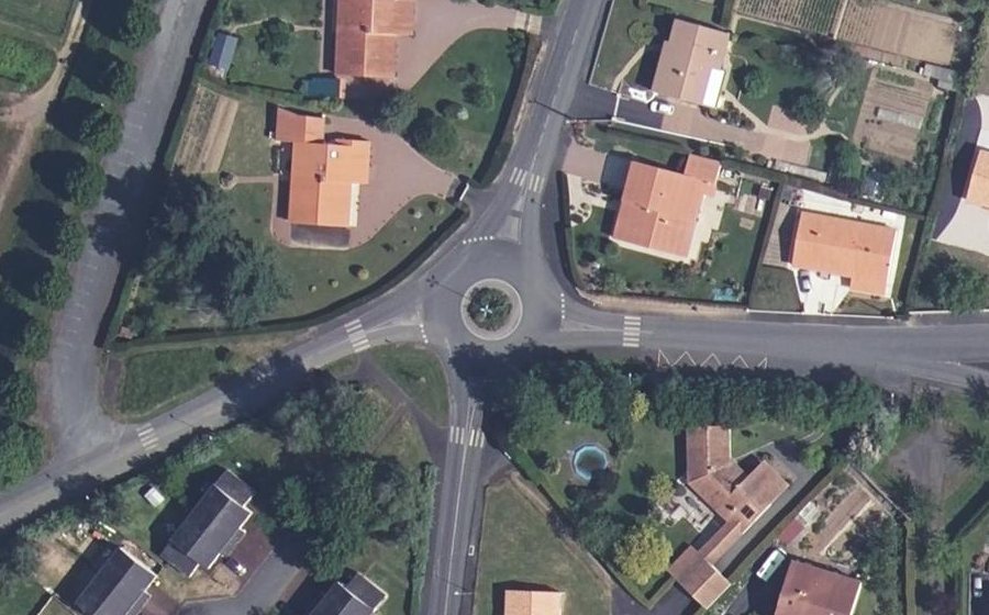 Vue aérienne du Rond-point anonyme n°648345491