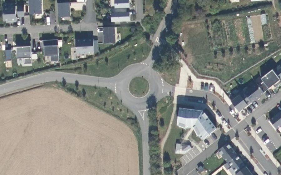 Vue aérienne du Rond-point anonyme n°648501572