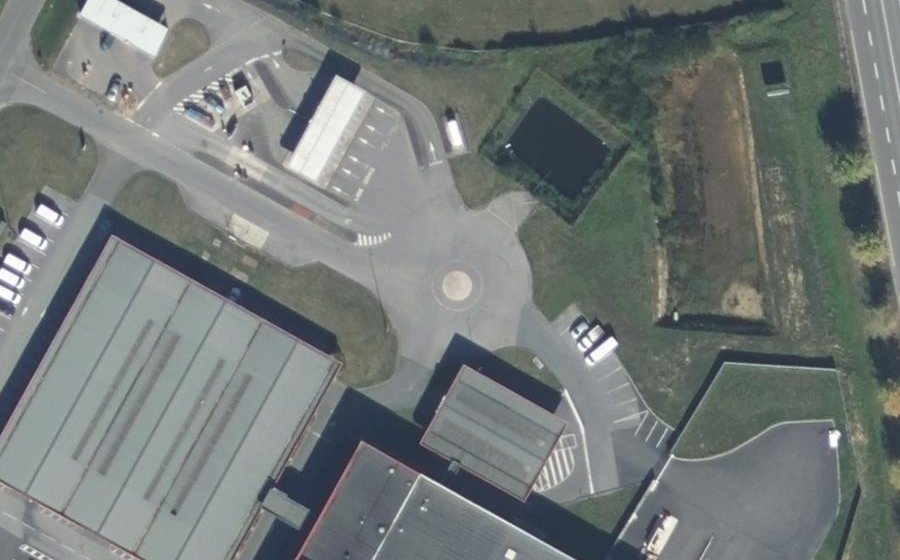 Vue aérienne du Rond-point anonyme n°648645451