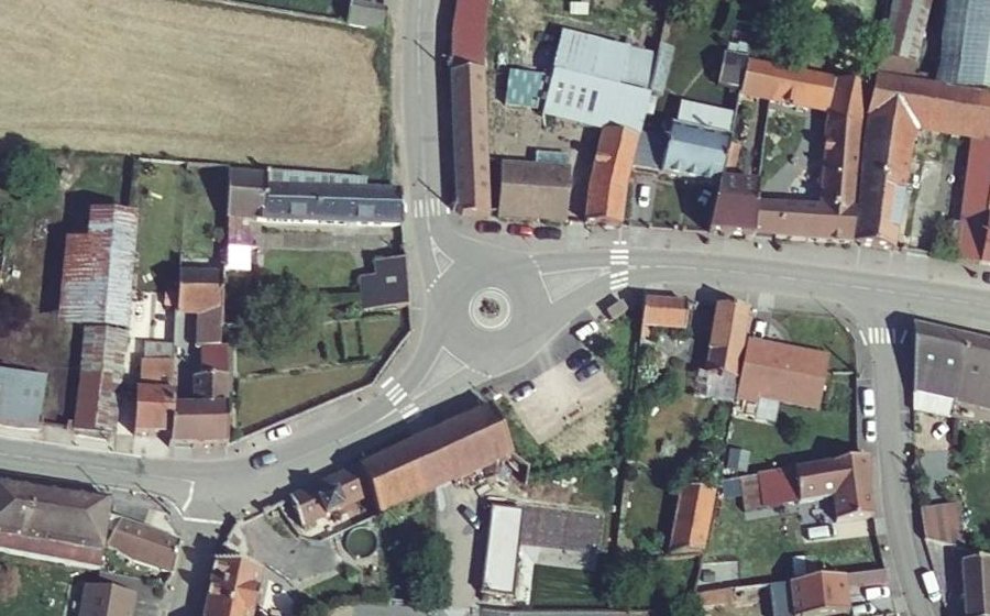 Vue aérienne du Rond-point anonyme n°64865199