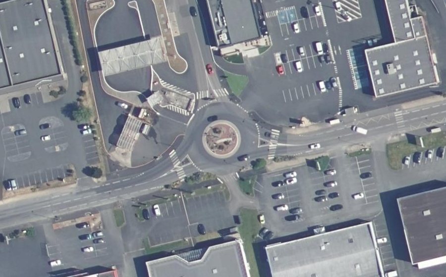 Vue aérienne du Rond-point anonyme n°64881380