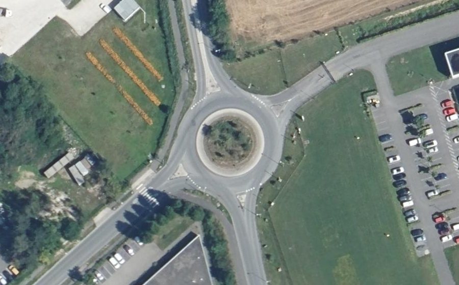 Vue aérienne du Rond-point anonyme n°648895713