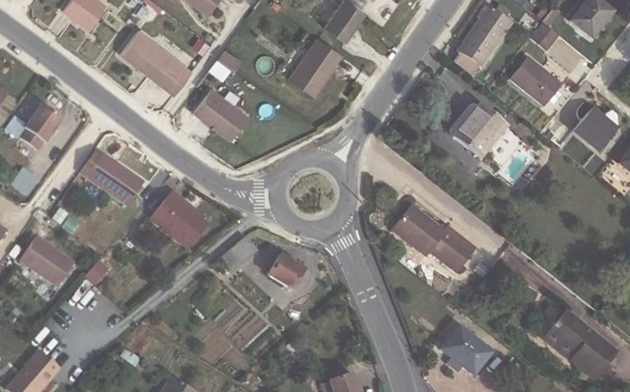 Vue aérienne du Rond-point anonyme n°64946760