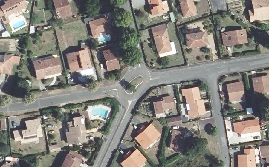 Vue aérienne du Rond-point anonyme n°64969422