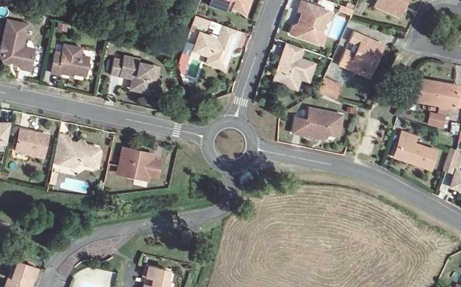 Vue aérienne du Rond-point anonyme n°64969460