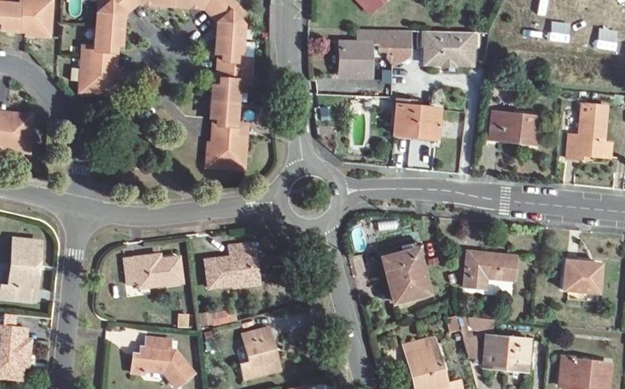 Vue aérienne du Rond-point anonyme n°64969479
