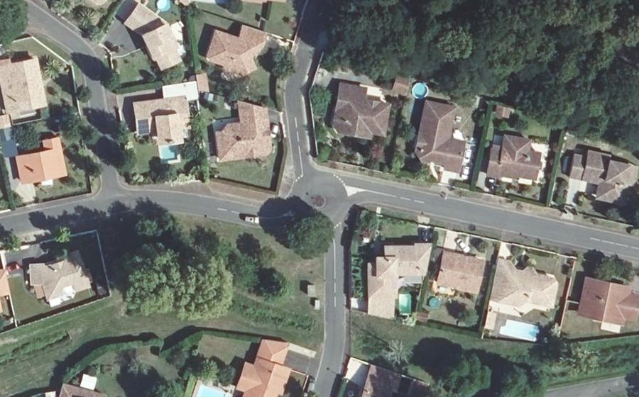 Vue aérienne du Rond-point anonyme n°64969524