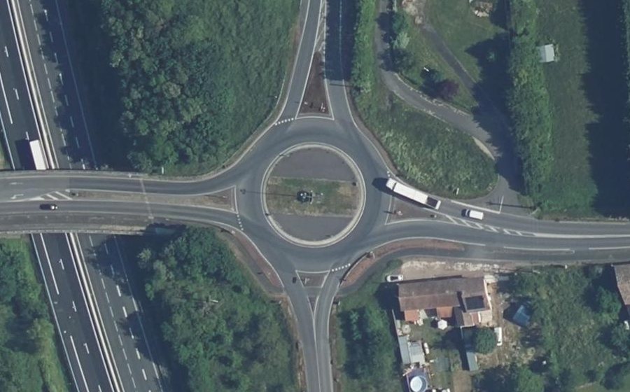 Vue aérienne du Rond-point anonyme n°65050353