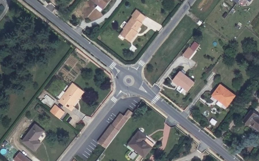 Vue aérienne du Rond-point anonyme n°651185312