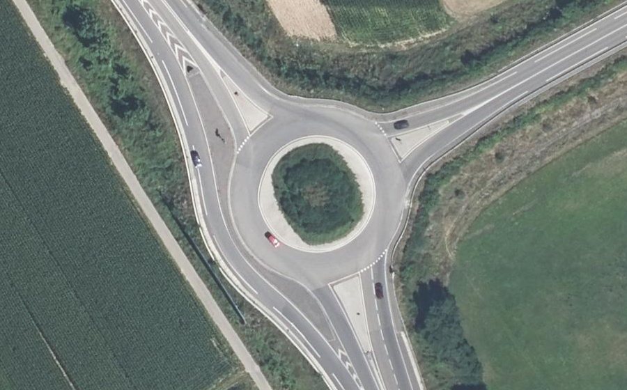 Vue aérienne du Rond-point anonyme n°651312465