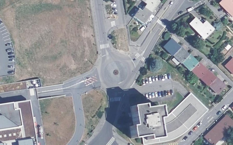 Vue aérienne du Rond-point anonyme n°651704591