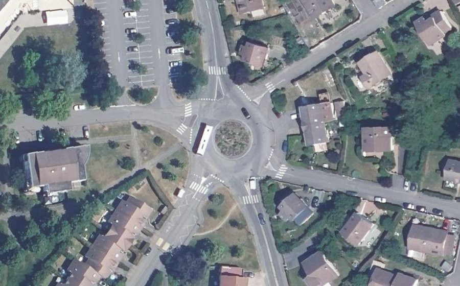 Vue aérienne du Rond-point anonyme n°651704593
