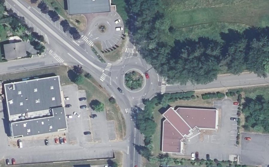 Vue aérienne du Rond-point anonyme n°651704594
