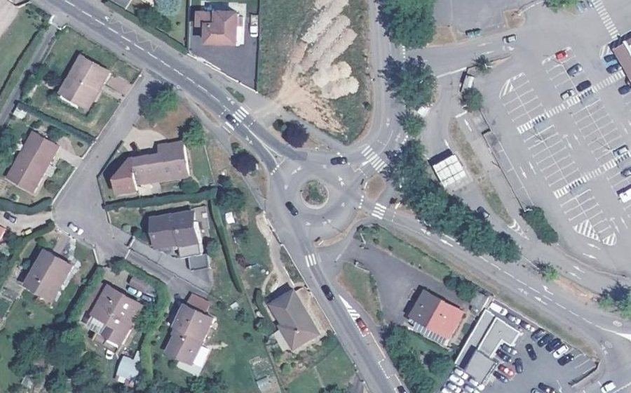 Vue aérienne du Rond-point anonyme n°651704596