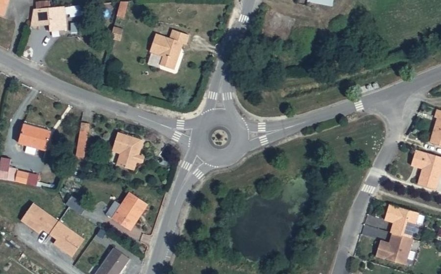 Vue aérienne du Rond-point anonyme n°651871038