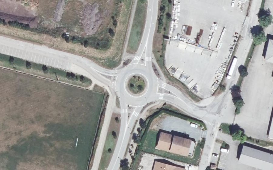 Vue aérienne du Rond-point anonyme n°65231494