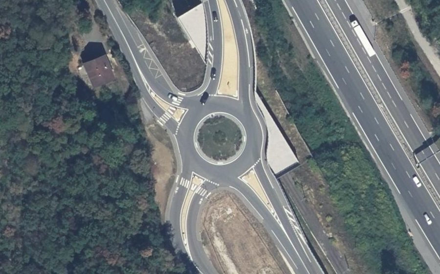 Vue aérienne du Rond-point anonyme n°652521131